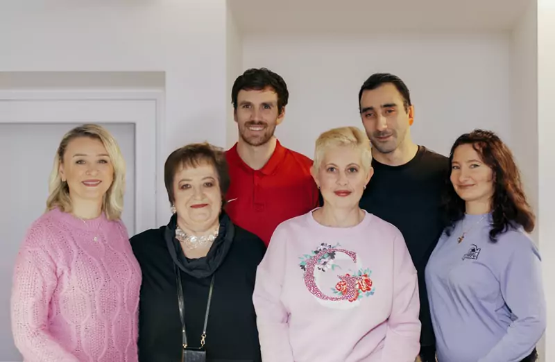 Das Team von der SK-Physio, auf dem Bild sieht man Physiotherapeutung, die Praxisleitung und das Rezeptionspersonal.