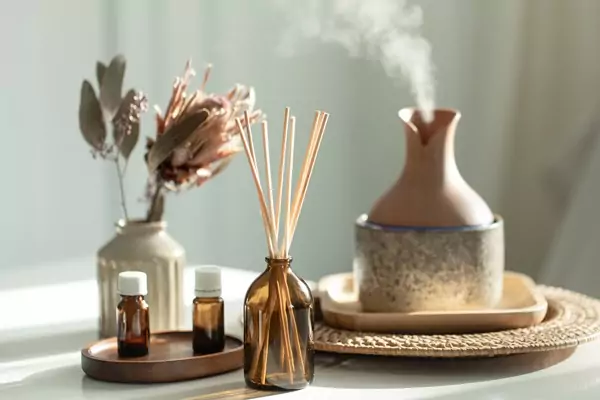 Es sind verschiedene Duftöle und ein Diffusor zu sehen, vermutlich handelt es sich um eine Wellness-Behandlung in Nürnberg und zwar Olfactotherapie.
