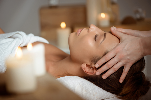 Eine Kundin bei der Kopfmassage, auch Access Bars genannt, sie wirkt sehr entspannt