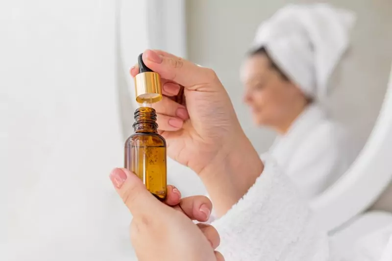 Es sind Frauen in Badetüchern auf dem Kopf, gleich riechen sie an einem ätherischen Öl. Sie nehmen an Olfactotherapie Nürnberg teil.